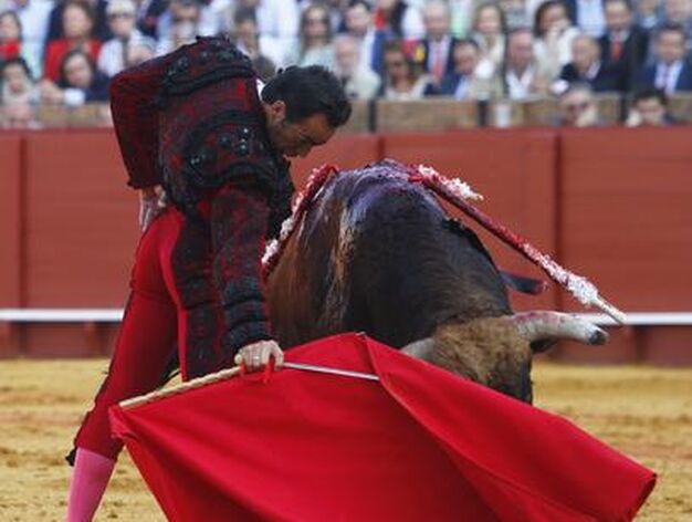 El Cid con el tercer toro de la tarde en la Maestranza.

Foto: Victoria Hidalgo