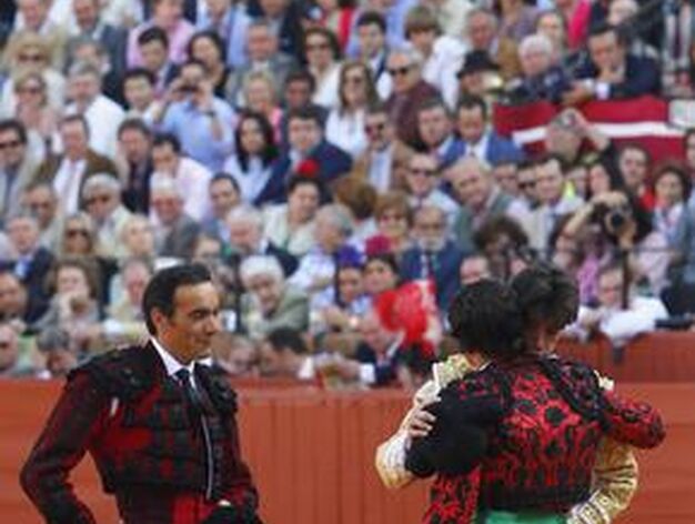 Los diestro Morante de la Puebla y El Cid abrazan al joven Esa&uacute; Fern&aacute;ndez.

Foto: Victoria Hidalgo