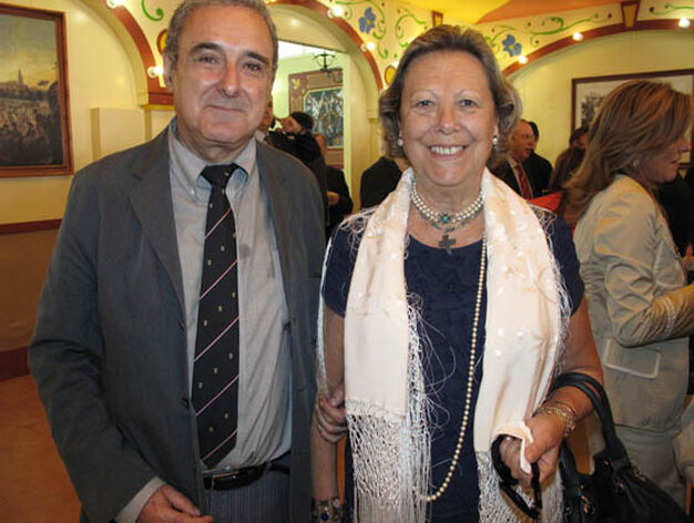 Rafael Valencia y Enriqueta Vila, secretario y directora de la Real Academia Sevillana de Buenas Letras.

Foto: Victoria Ram&iacute;rez