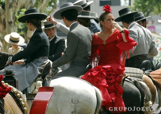 Flamencas y jinetes a caballo.

Foto: Manuel G&oacute;mez