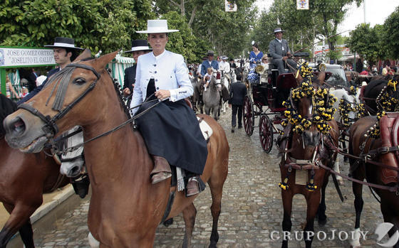 Jinetes y coches de caballo se citan en el real.

Foto: Juan Carlos Mu&ntilde;oz