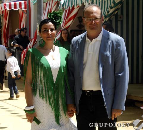 El entrenador del betis, Pepe Mel, junto a su mujer, vestida de flamenca de verde y blanco.

Foto: Manuel G&oacute;mez