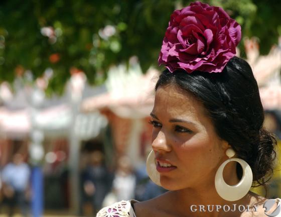 Una joven flamenca con la mirada perdida en el real de la Feria.

Foto: Manuel G&oacute;mez