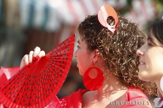 El calor obliga a las flamencas a hacer uso del abanico.

Foto: Victoria Hidalgo