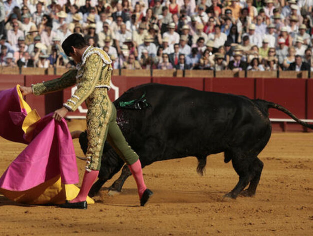 Cayetano, en su segunda intervenci&oacute;n en la Maestranza en el abono de 2011, en plena faena con el segundo toro.

Foto: Juan Carlos Mu&ntilde;oz