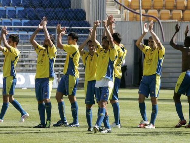 Los jugadores amarillos agradecen el apoyo de la afici&oacute;n. 

Foto: Jesus Marin
