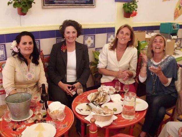 Almudena de la Maza, In&eacute;s Santiago, Lourdes Nayra y Macarena Avil&eacute;s disfrutando de la Feria.

Foto: Andres Mora