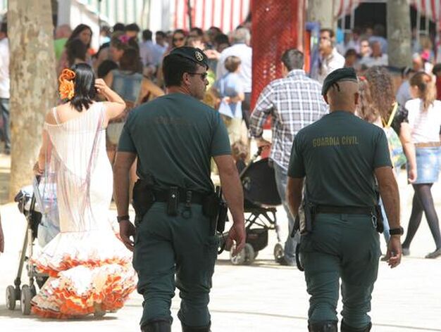 Efectivos de la Guardia Civil vigilando en Las Banderas. 

Foto: Andres Mora