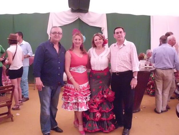 Jos&eacute; Antonio Gij&oacute;n y Paco Soto, con sus respectivas esposas en la caseta Amigos del Diario.