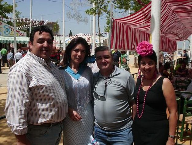 Elisabeth Guerecaecheverria, su hermana Cristina, Jos&eacute; Luis Chillida, y Victor Pastoriza, en el recinto ferial.