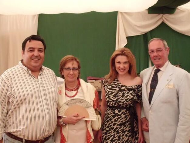 Jos&eacute; Mar&iacute;a Escribano y su hermana Marta, con V&iacute;ctor Pastoriza y la periodista Mar Barrera viviendo la fiesta.