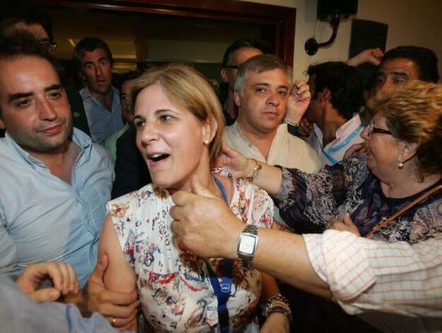 La alcaldesa electa, Mar&iacute;a Jos&eacute; Garc&iacute;a-Pelayo, y Antonio Salda&ntilde;a, reciben ayer las felicitaciones de votantes del PP.

Foto: Pascual