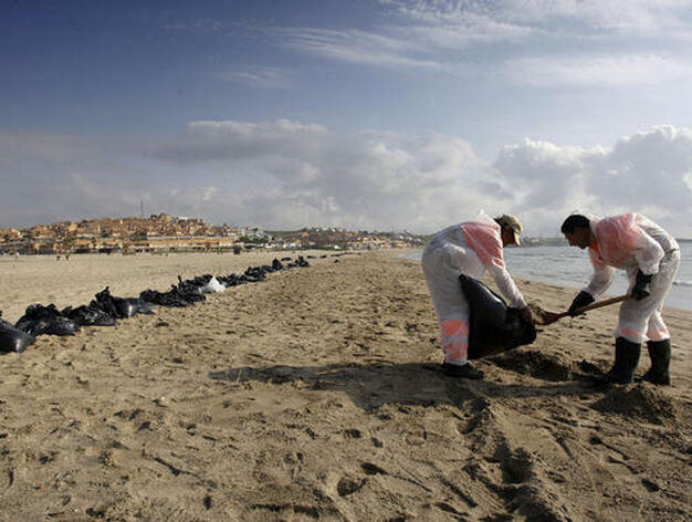 Desplegado el dispostivo de limpieza en la playa de Getares.

Foto: Erasmo Fenoy