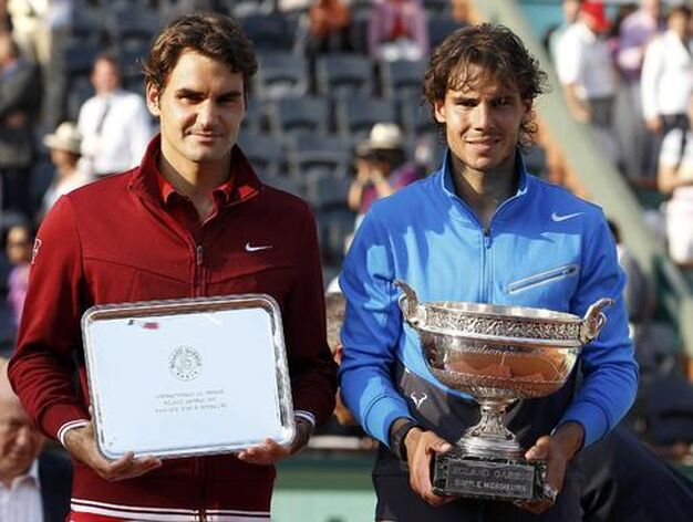 Roger Federer y Rafael Nadal posan con el trofeo de campe&oacute;n y subacampe&oacute;n de Roland Garros. / Reuters
