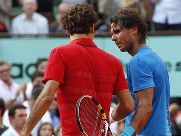 Rafael Nadal gana ante Roger Federer su sexto t&iacute;tulo en siete participaciones en Roland Garros. / AFP