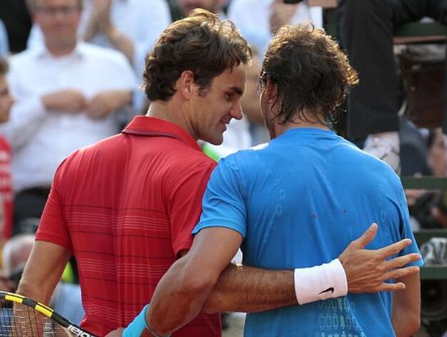 Rafael Nadal gana ante Roger Federer su sexto t&iacute;tulo en siete participaciones en Roland Garros. / AFP