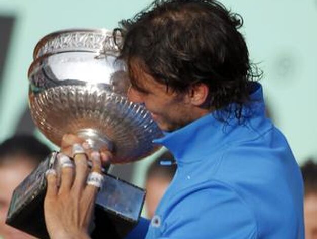 Rafael Nadal gana ante Roger Federer su sexto t&iacute;tulo en siete participaciones en Roland Garros. / EFE