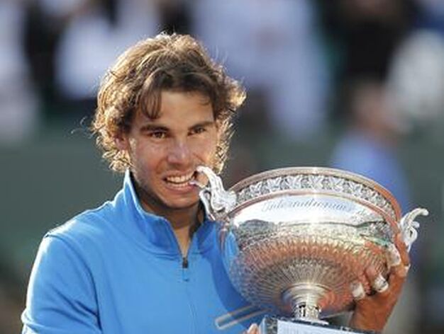Rafael Nadal gana ante Roger Federer su sexto t&iacute;tulo en siete participaciones en Roland Garros. / EFE