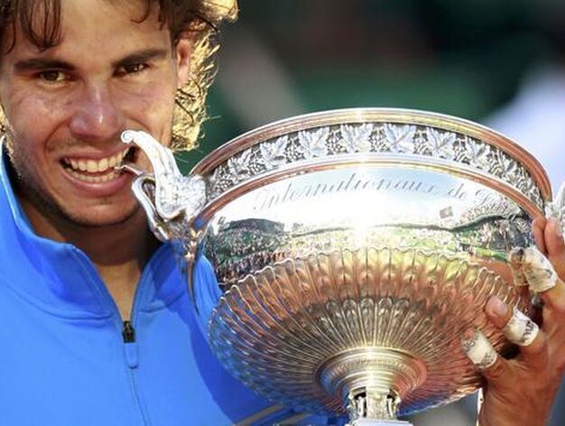 Rafael Nadal gana ante Roger Federer su sexto t&iacute;tulo en siete participaciones en Roland Garros. / Reuters