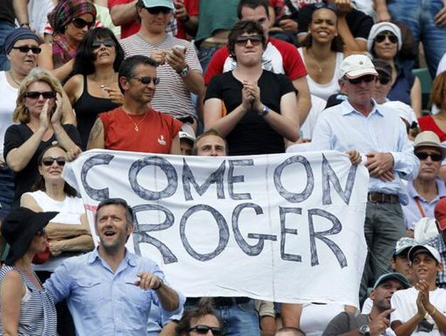 Rafael Nadal gana ante Roger Federer su sexto t&iacute;tulo en siete participaciones en Roland Garros. / Reuters