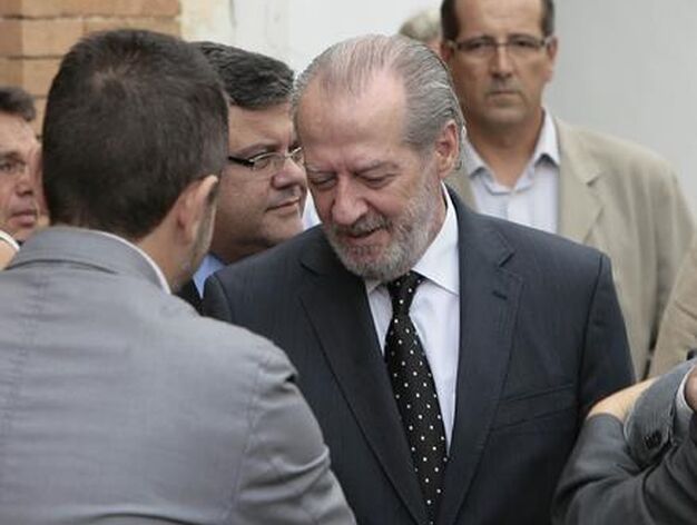 Villalobos estrecha la mano a un familiar del alcalde fallecido.

Foto: Jos&eacute; &Aacute;ngel Garc&iacute;a