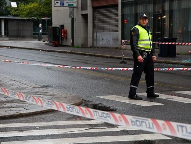 Dos ataques sacuden la capital noruega, el primero con un coche bomba en el centro de la ciudad y el segundo en un campamento juvenil.

Foto: AFP Photo