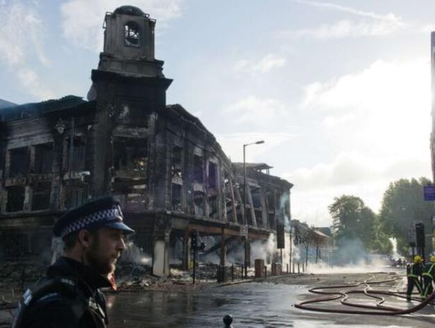Unos disturbios destrozan el barrio londinense de Tottenham. / AFP