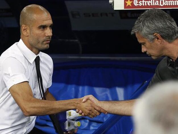 Mourinho y Guardiola se dan la mano antes del comienzo del partido. / Reuters