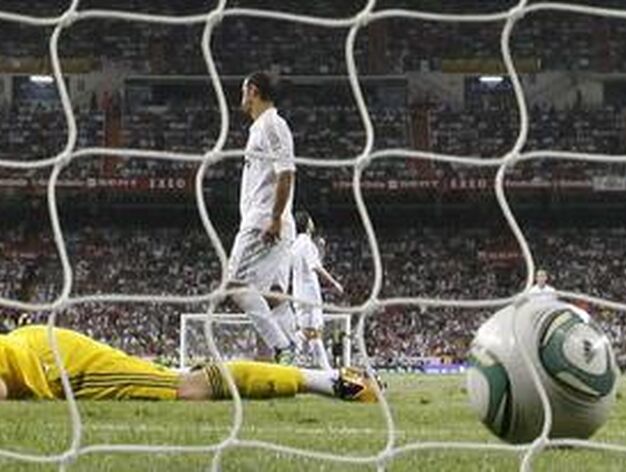 El Real Madrid y el Barcelona empatan 2-2 en la ida de la Supercopa. / Reuters