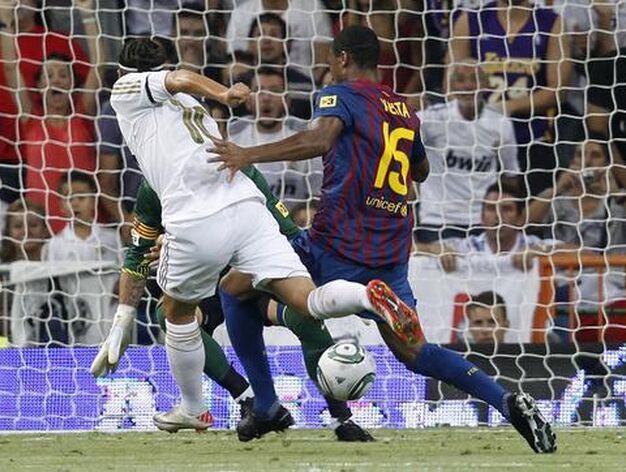 &Ouml;zil dispara a puerta en el primer gol blanco. / Reuters