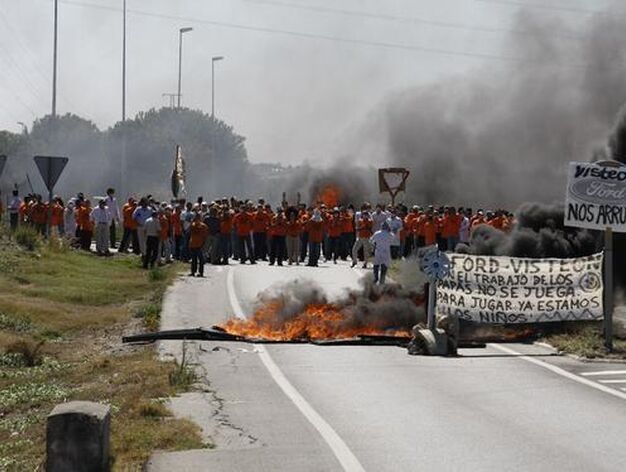 Nueva protesta de los trabajadores de Visteon, que cortan la carretera de Sanl&uacute;car a su paso por la f&aacute;brica. 

Foto: A. Mora