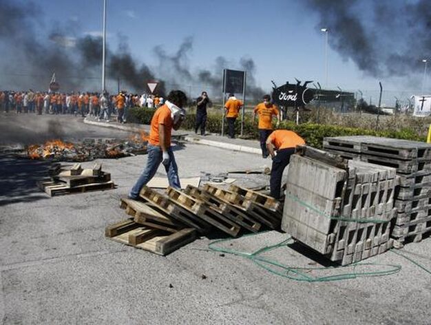 Nueva protesta de los trabajadores de Visteon, que cortan la carretera de Sanl&uacute;car a su paso por la f&aacute;brica. 

Foto: A. Mora