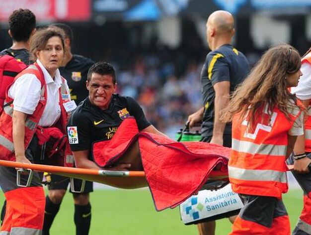 Alexis S&aacute;nchez se retira lesionado. / AFP