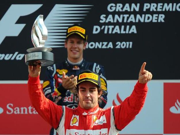 Vettel tambi&eacute;n gana en Monza y Alonso acaba tercero tras llegar a liderar la carrera. / AFP