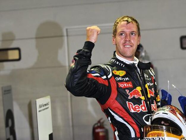 Vettel levanta su pu&ntilde;o en se&ntilde;al de victoria. / AFP