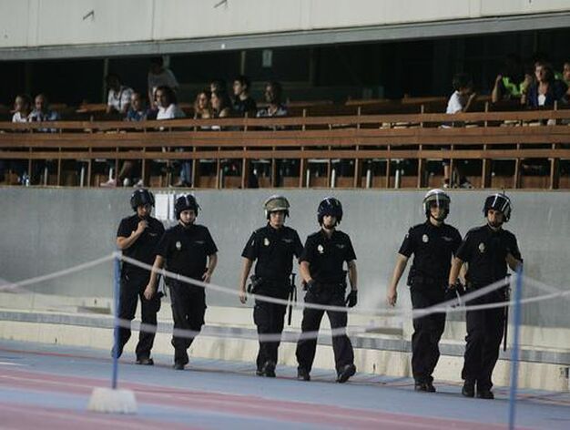 Agentes de la Polic&iacute;a Nacional se dirigen al Fondo Sur, donde se llevaron a dos aficionados al parecer por romper asientos

Foto: Pascual