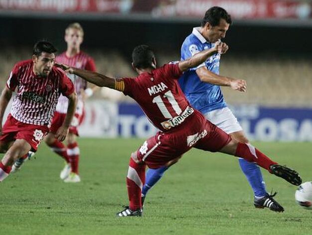 Bruno Herrero intenta llevarse el bal&oacute;n ante Moha.

Foto: Pascual