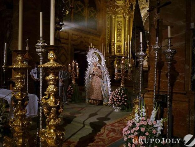 La arraigada tradici&oacute;n tanto en Sevilla como en su provincia del besamanos a la Virgen del Rosario de la Hermandad de la Macarena.

Foto: Ruesga Bono