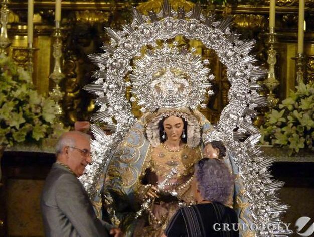 La arraigada tradici&oacute;n tanto en Sevilla como en su provincia del besamanos a la Virgen del Rosario de la Hermandad de la Macarena.

Foto: Ruesga Bono