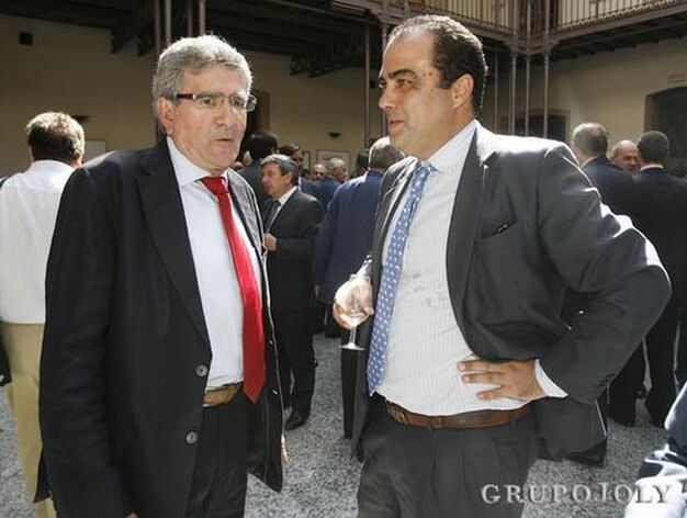 El parlamentario Luis Pizarro conversa con el director de Diario de Jerez, David Fern&aacute;ndez.

Foto: Julio Gonzalez-Joaquin Pino-Jose Braza