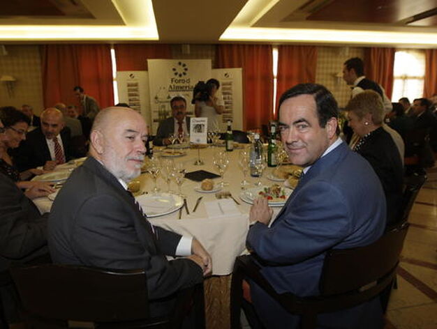 El rector de la UAL, Pedro Molina, junto al presidente del Congreso.

Foto: Fran Leonardo