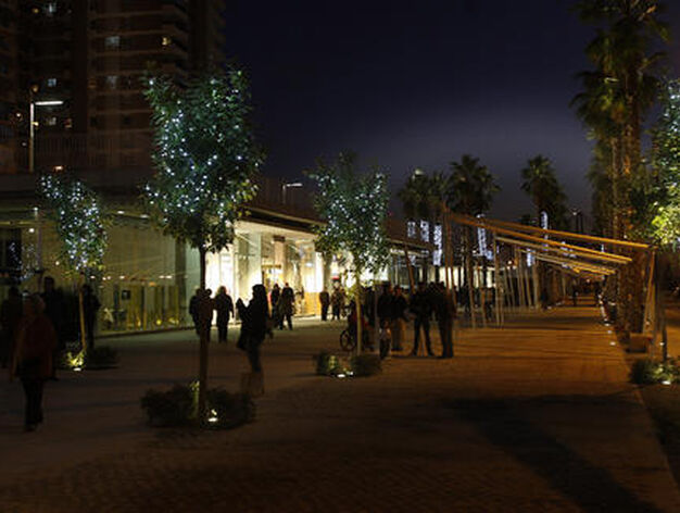 La zona comercial de Muelle Uno la noche de su primera apertura

Foto: Javier Albi&ntilde;ana