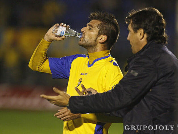 Jose charla con Baquero mientras el central bebe agua. 

Foto: Joaquin Pino