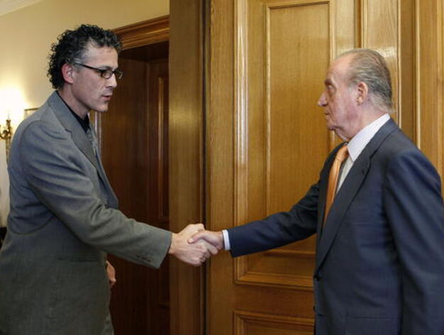El rey Juan Carlos saluda al diputado de Amaiur Xabier Mikel Errekondo

Foto: EFE
