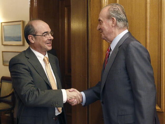 El rey Juan Carlos saluda al diputado de BNG Francisco Jorquera

Foto: EFE