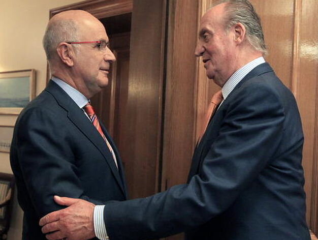 El rey Juan Carlos saluda al portavoz de CIU, Josep Antoni Duran Lleida

Foto: EFE