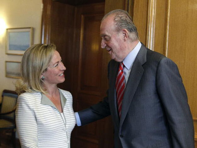 El rey Juan Carlos saluda a la diputada de Coalici&oacute;n Canaria Ana Mar&iacute;a Oramas

Foto: EFE