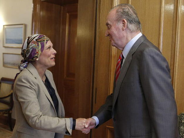 El rey Juan Carlos saluda a la diputada de Geroa Bai, Uxue Barkos

Foto: EFE