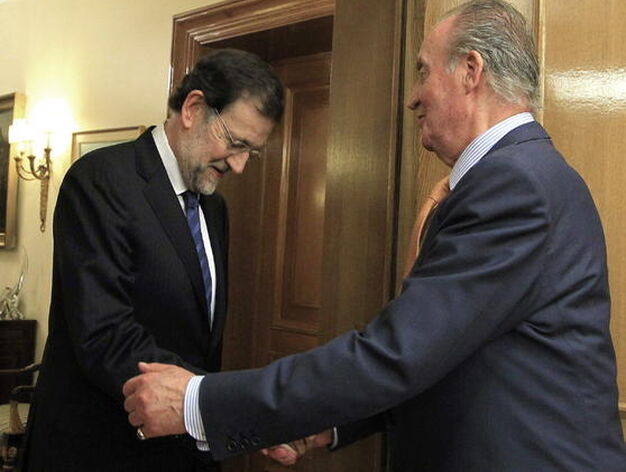 El rey Juan Carlos saluda al presidente del Partido Popular, Mariano Rajoy

Foto: EFE