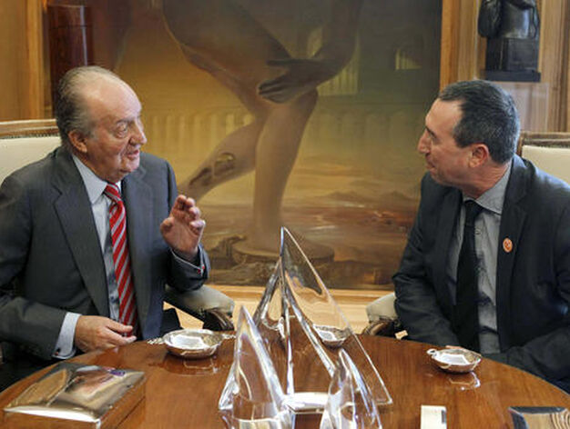 El rey conversa con el diputado de Roda Bloc-Iniciativa-Verds-Equo-Coalici&oacute; Comprom&iacute;s

Foto: EFE